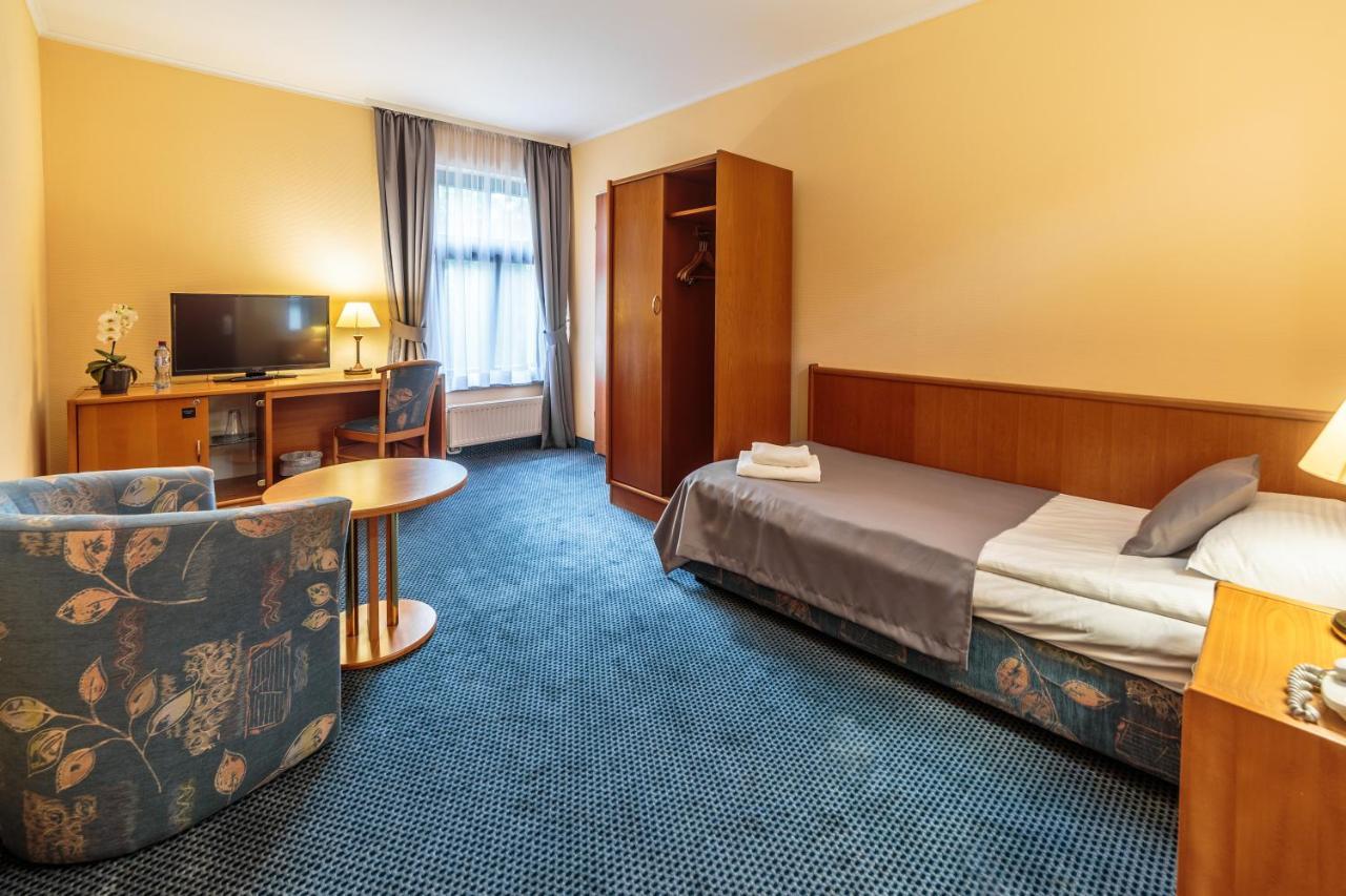 Hotel Fenix Jelenia Gora Luaran gambar